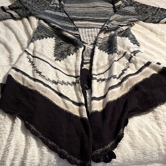 MUDD cardigan long sleeve with hood - Size M - Aztec print - black, tan, white - Picture 3 of 4
